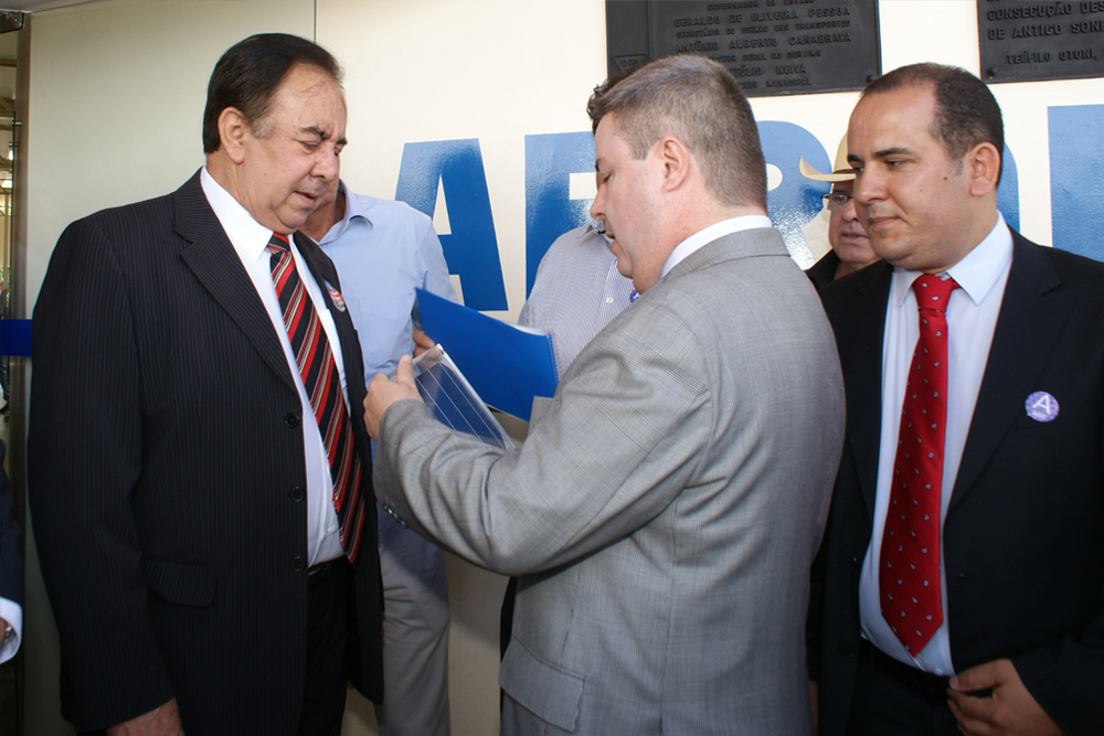 Governador de MG com prefeito recebem a SOLAR-PAR em Teófilo Otoni.